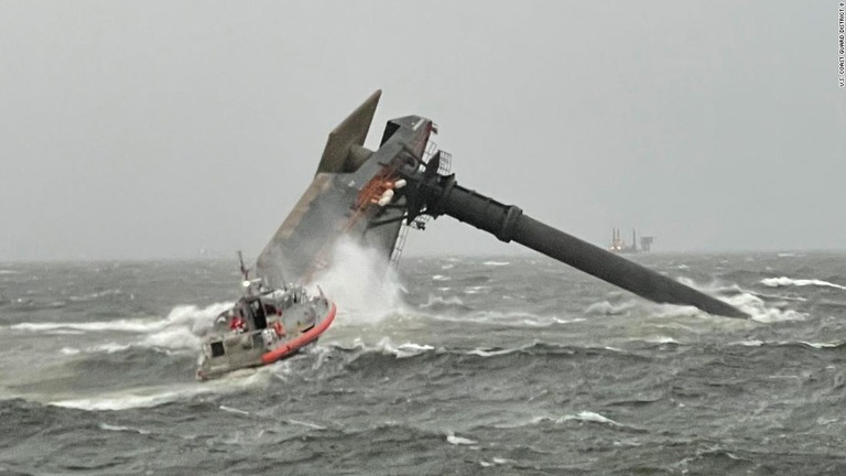 転覆した作業船へ向かう沿岸警備隊の船/U.S. Coast Guard District 8