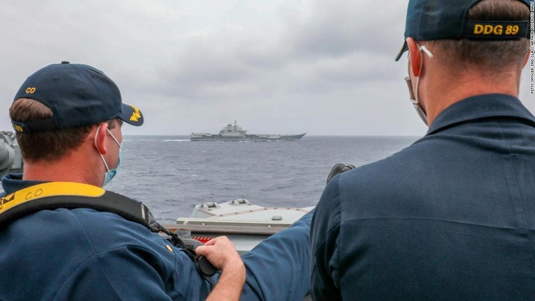 並走する「遼寧」を見守る米駆逐艦「マスティン」の幹部ら/Petty Officer 3rd Class Arthur Rosen/US Navy