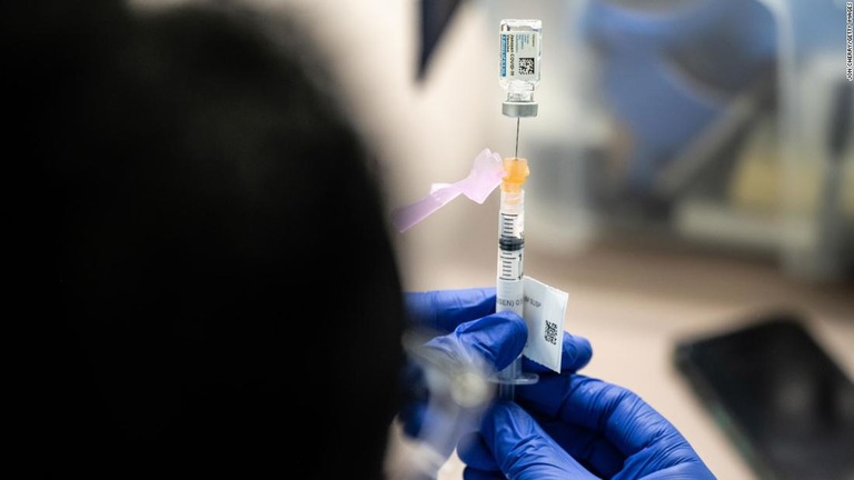 看護師が注射器にＪ＆Ｊ製ワクチンを注入する様子＝３月１5日、米ケンタッキー州/Jon Cherry/Getty Images