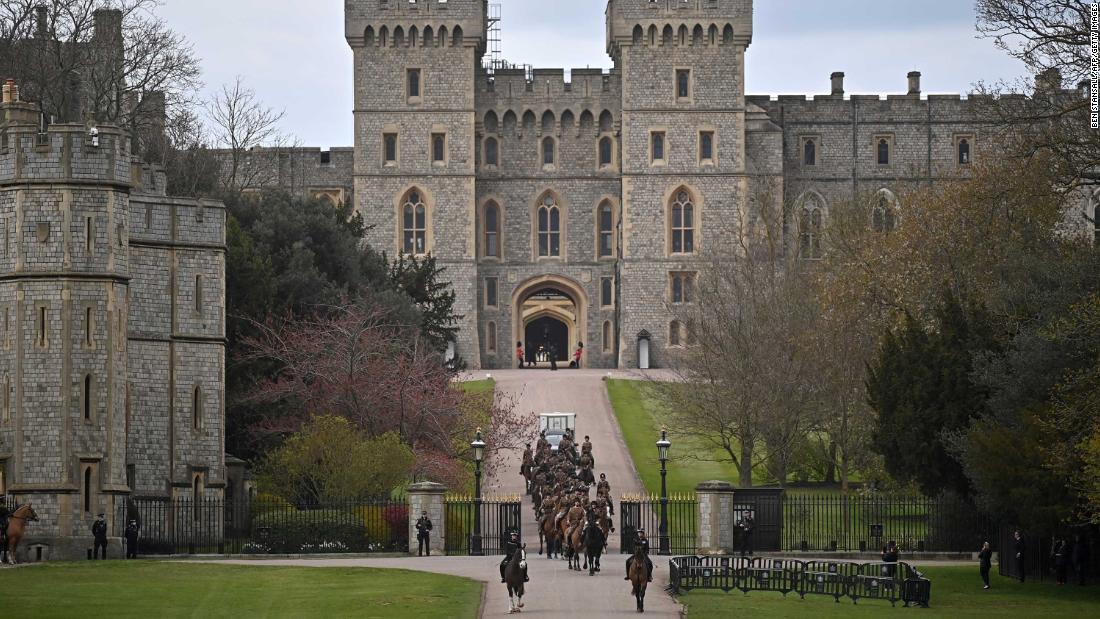 英国王の騎馬砲兵部隊がウィンザー城を離れる様子＝１５日、ロンドン/BEN STANSALL/AFP/Getty Images