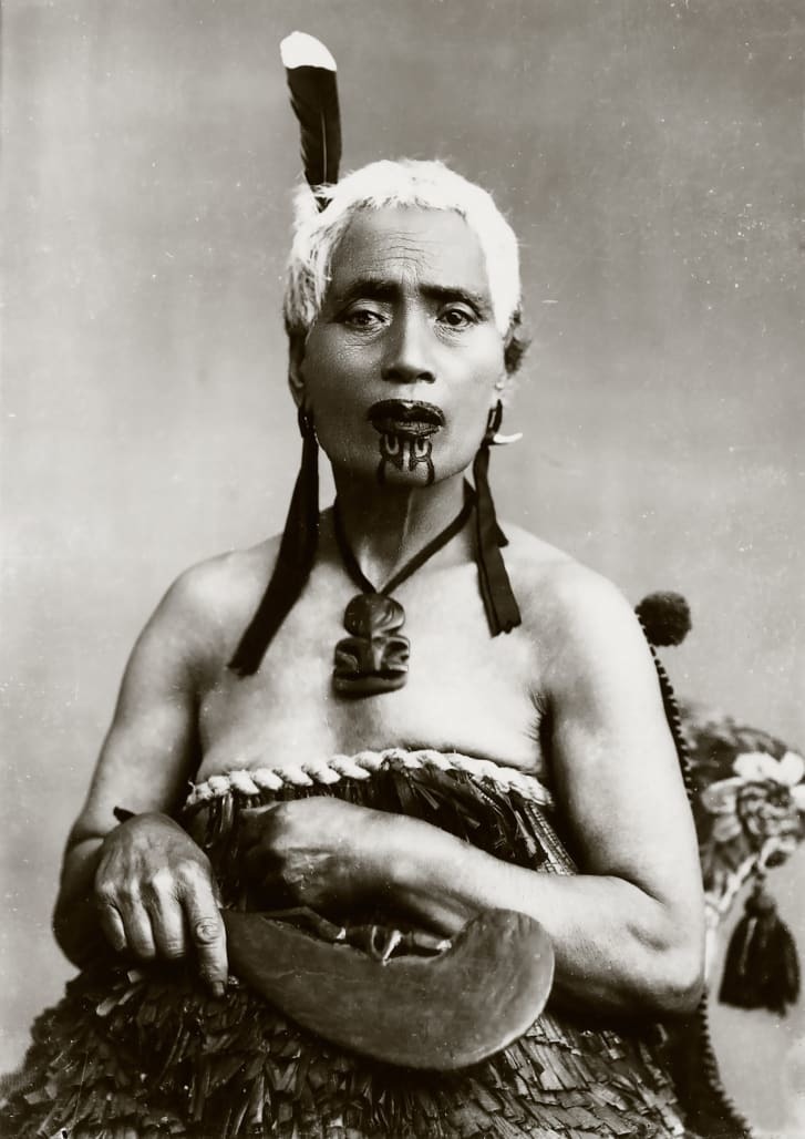 マオリの女性の肖像＝１９００年ごろ/Courtesy of the Schiffmacher Tattoo Heritage/TASCHEN