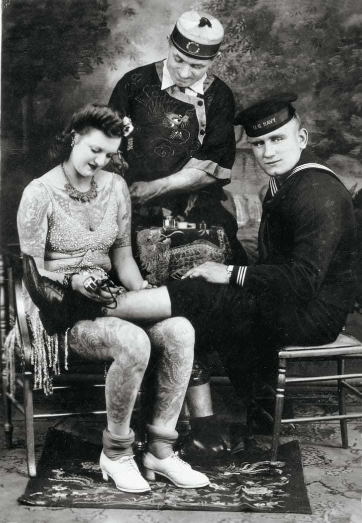 米国のタトゥーアーティスト、チャーリー・ワグナーさん(中央)=1930年ごろ/Courtesy of the Schiffmacher Tattoo Heritage/TASCHEN