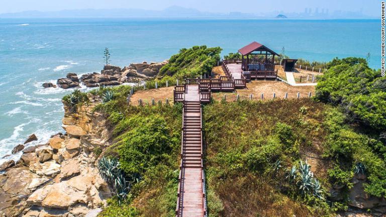 烈嶼郷の高所からは海を挟んで金門島や中国本土の厦門が見える/courtesy Kinmen County Government