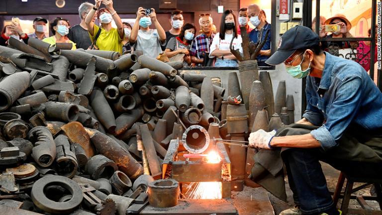 かつての大砲の砲弾が、有名な金門包丁の材料として使われている/SAM YEH/AFP/AFP via Getty Images