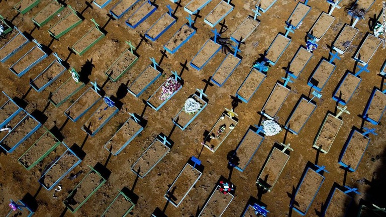 新型コロナウイルスによる死者を埋葬した墓地＝ブラジル・アマゾナス州/Michael Dantas/AFP/Getty Images