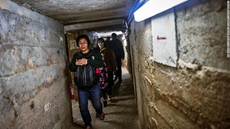 金門県の烈嶼郷にある要塞「沙渓堡」の地下通路を歩く観光客/An Rong Xu/Getty Images AsiaPac/Getty Images