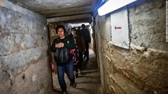金門県の烈嶼郷にある要塞「沙渓堡」の地下通路を歩く観光客