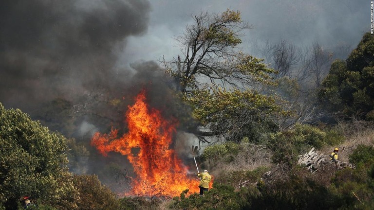 消防当局がケーブルマウンテンの斜面で延焼する山火事の封じ込めに苦慮＝１８日/Mike Hutchings/Reuters