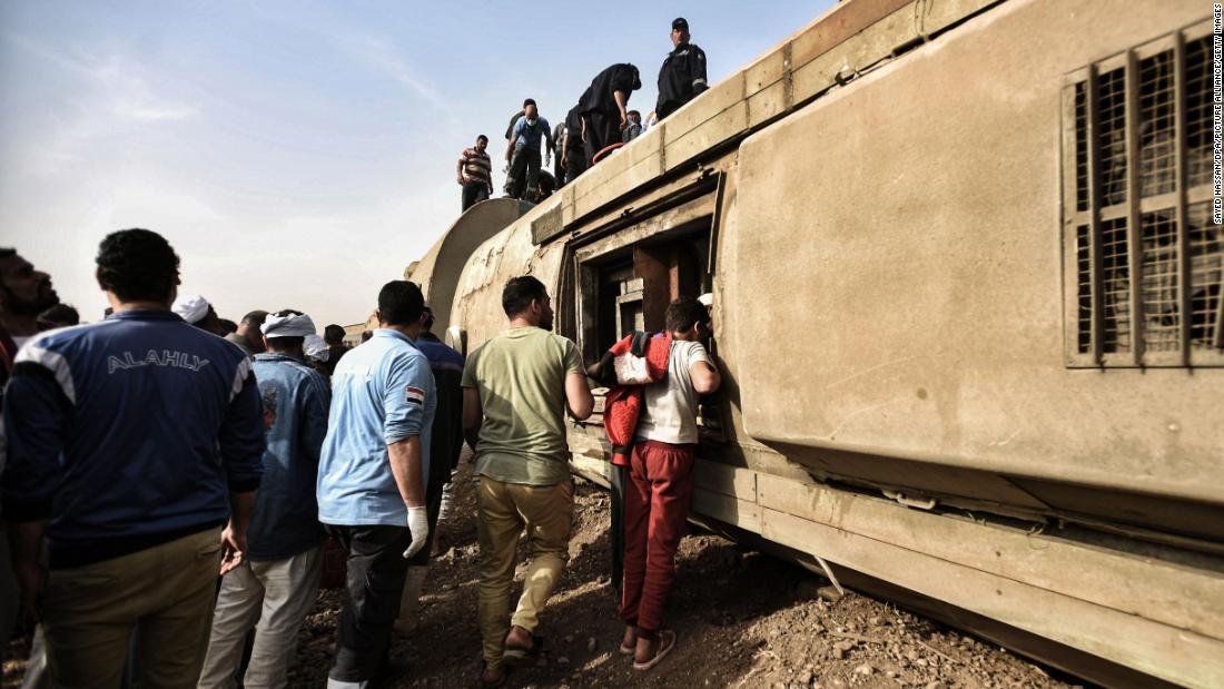 脱線して損傷した客車の中を調べる人々/Sayed Hassan/dpa/picture alliance/Getty Images