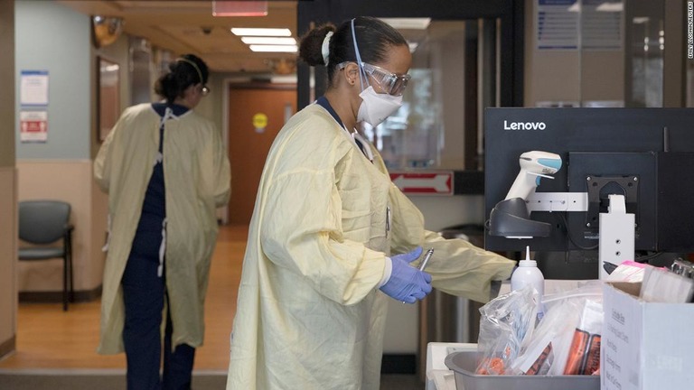 ミシガン州グロースポワントの病院で緊急救命室の看護師が新たなコロナ患者に備える/Emily Elconin/Reuters