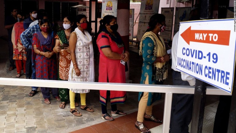 インド東部の都市ブバネーシュワルでワクチン接種の列に並ぶ人々/Stringer/NurPhoto via Getty Images