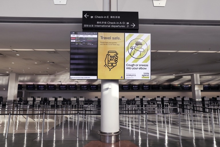 新型コロナウイルス用の追跡アプリなどについて表示を行っているディスプレー＝ニュージーランドのオークランド空港/Brendon O'Hagan/Bloomberg via Getty Images