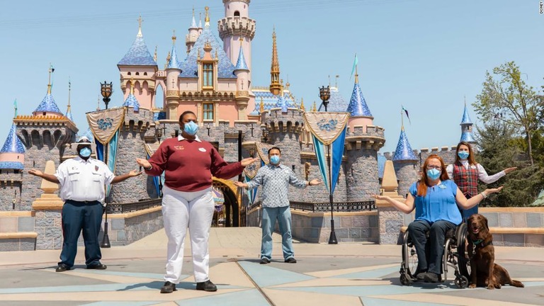 ウォルト・ディズニーが、キャストと呼ばれるテーマパーク従業員の外見や服装に関する規定を変更する/Disney