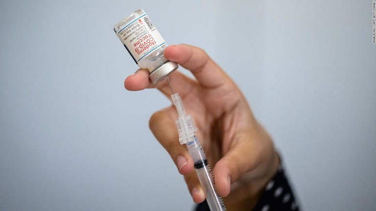 注射器に注入されるモデルナのワクチン/Angela Weiss/AFP/Getty Images