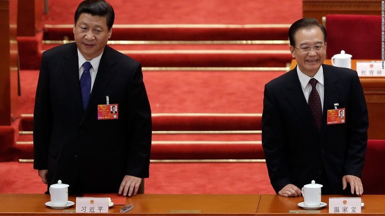 中国の温家宝前首相（右）と習近平国家主席＝２０１３年３月、北京・人民大会堂/Lintao Zhang/Getty Images AsiaPac/Getty Images