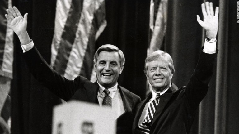 民主党全国大会のジミー・カーター氏とウォルター・モンデール氏＝１９８０年、米ニューヨーク市/Ron Galella/Getty Images