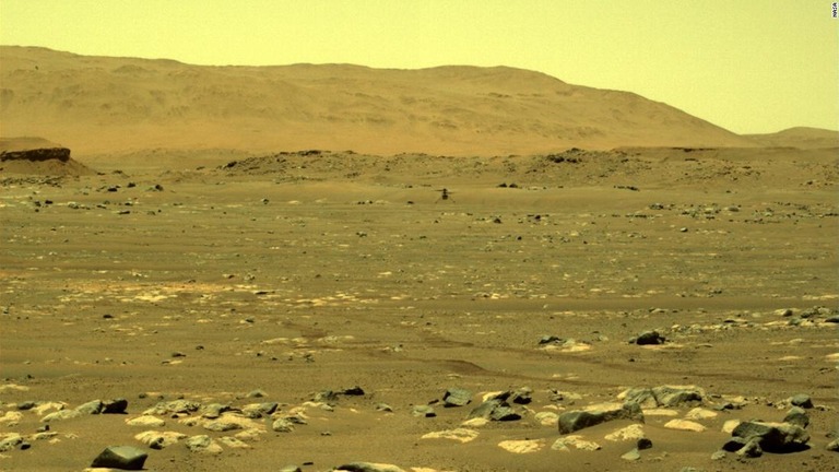 火星探査車「パーサビアランス」が捉えた小型ヘリコプター「インジェニュイティ」の姿/NASA