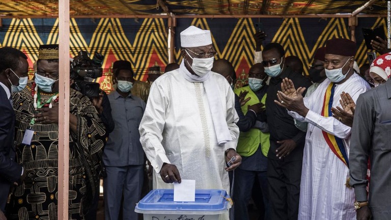 投票所で１票を投じるデビ大統領＝１１日、チャド・ンジャメナ/MARCO LONGARI/AFP/Getty Images