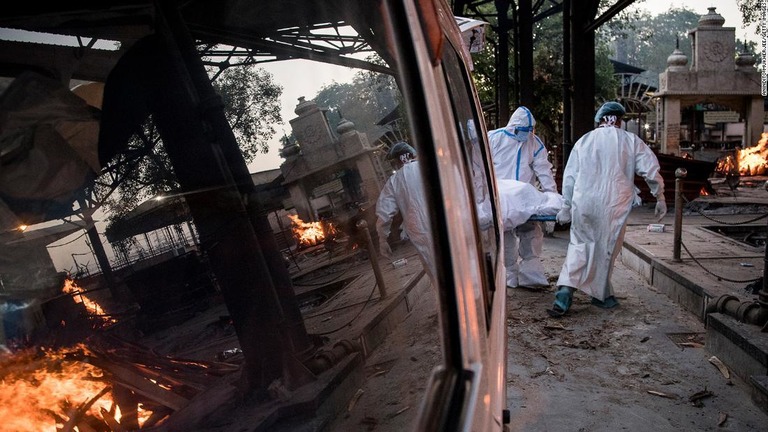 インドでの新型コロナの感染者数が世界２位となっている＝１７日、インドのニューデリーの火葬場/Anindito Mukherjee/Getty Images