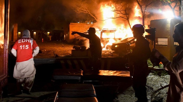 爆発現場に駆け付けた治安要員とボランティア/Banaras Khan/AFP/Getty Images