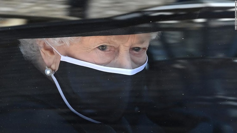 １７日に行われたフィリップ殿下の葬儀に参列するエリザベス女王/Leon Neal/Pool/AFP/Getty Images