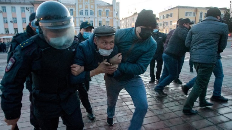 ウランウデで拘束される抗議デモ参加者/Anna Ogorodnik/AP