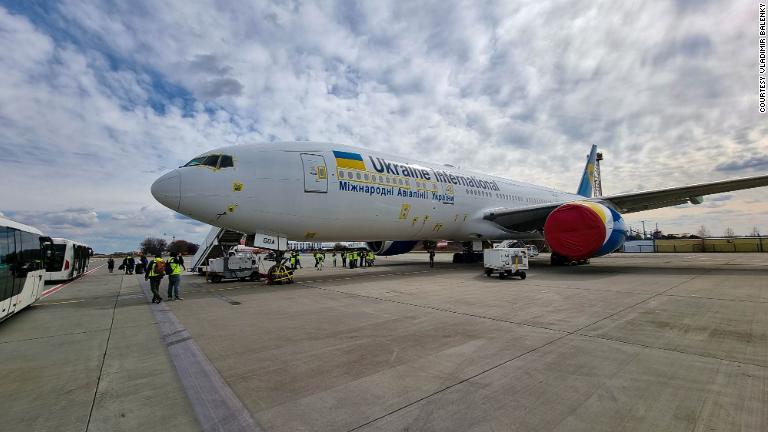 ボルィースピリ空港に駐機しているボーイング７７７型旅客機の見学もツアー料金に含まれる/Courtesy Vladimir Balenky