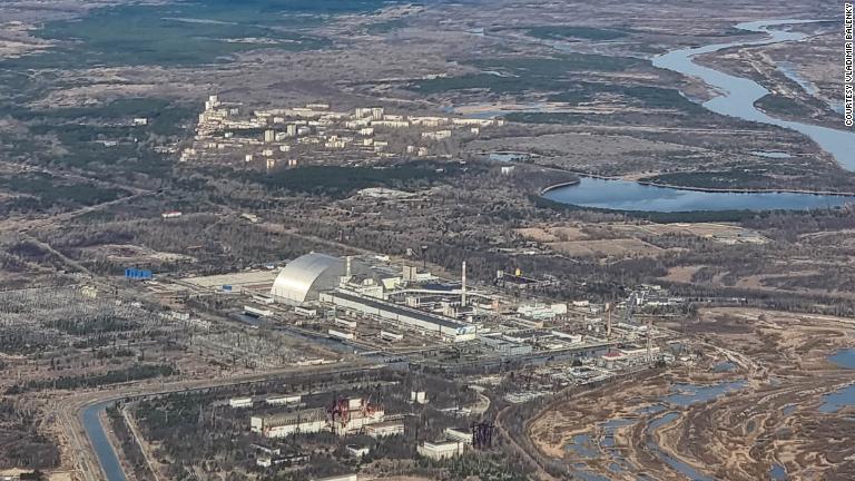 コンクリートの「石棺」で覆われたチェルノブイリ原発４号機は１９８６年４月２６日に爆発した/Courtesy Vladimir Balenky