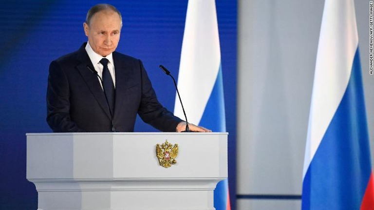 年次教書演説を行うプーチン大統領＝２１日、モスクワ/ALEXANDER NEMENOV/AFP/GETTY IMAGES