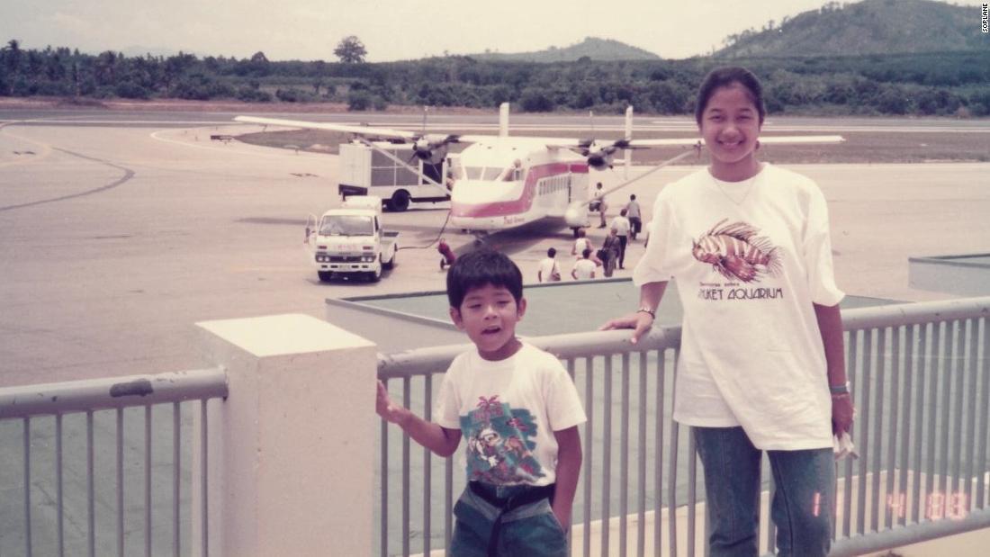 センハウザーさん（写真左）は幼少期から飛行機に夢中になっていたという＝１９８８年、プーケット空港/SOPLANE