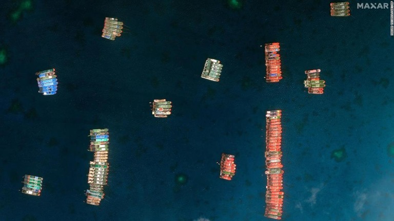マクサーテクノロジーズによって提供された衛星画像。ウィットサン礁にいる中国船が写っている＝２０２１年３月２３日/Maxar Technologies/AP