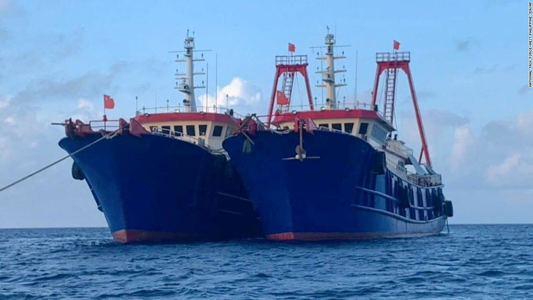 フィリピン当局から提供された写真には、ウィットサン礁に停泊する中国船が写っている＝２０２１年３月２７日/National Task Force-West Philippine Sea/AP
