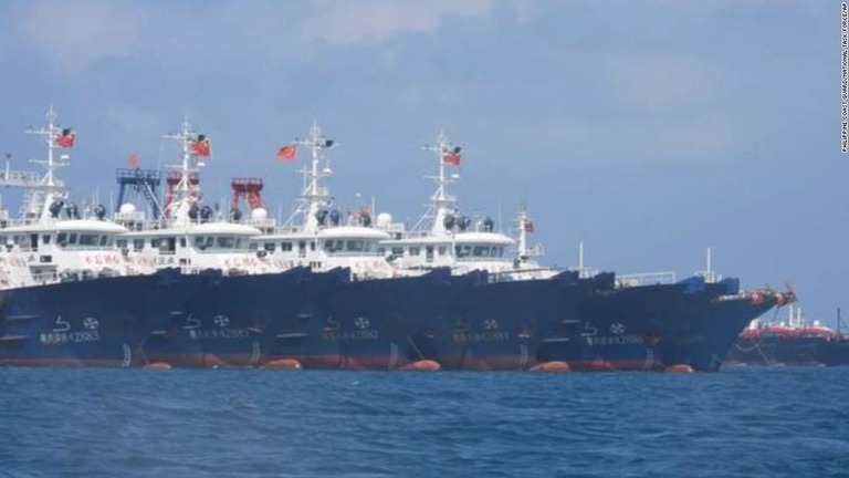 比軍によって提供された写真。中国船がウィットサン礁に停泊している＝３月２７日/National Task Force-West Philippine Sea/AP