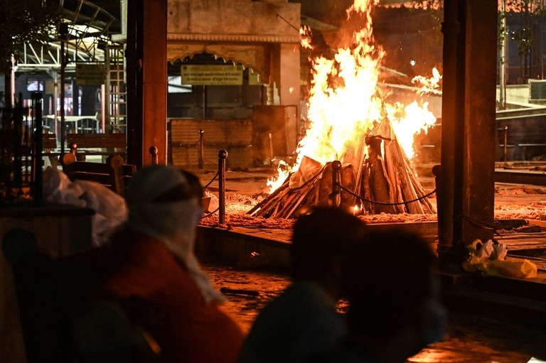 火葬場で新型コロナの犠牲者を弔う人々＝２２日、インド・ニューデリー
/Sajjad Hussain/AFP/Getty Images