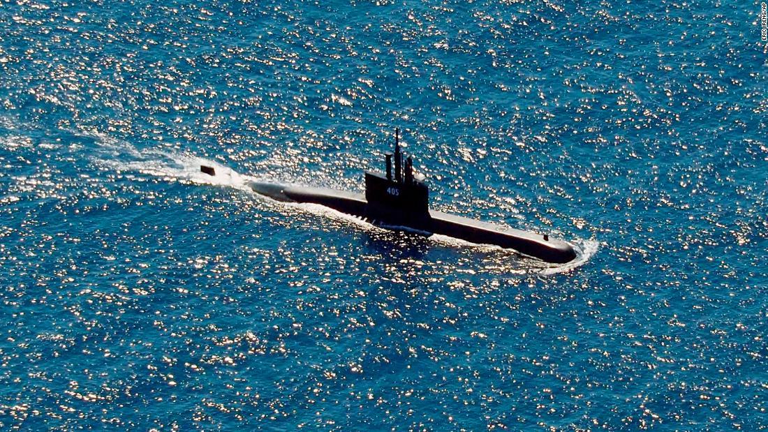 インドネシア海軍の潜水艦ＫＲＩアルゴロも捜索に参加＝２２日/Eric Ireng/AP