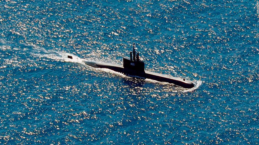 インドネシア海軍の潜水艦KRIアルゴロも捜索に参加=22日/Eric Ireng/AP