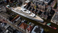 幅ぎりぎり、巨大スーパーヨットが狭い運河を通過　オランダ