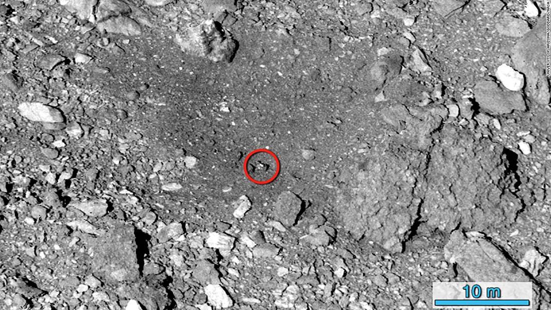 着陸前の写真。赤い丸が着陸で動いたとみられる石/University of Arizona/Goddard/NASA