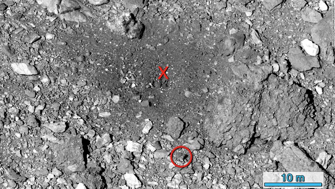 赤い丸が１２メートル動いたとみられる石。バツ印はオサイリス・レックスが地表と触れた地点付近/University of Arizona/Goddard/NASA