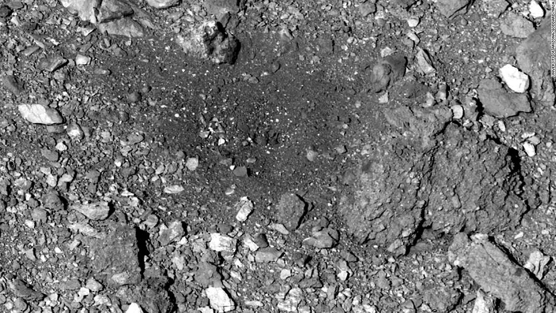 ２０２１年４月７日に撮影した着陸後の写真。中央にくぼみや石が見え、その周囲には大きな石がキャンプファイアのリングのように丸く並んでいる/University of Arizona/Goddard/NASA
