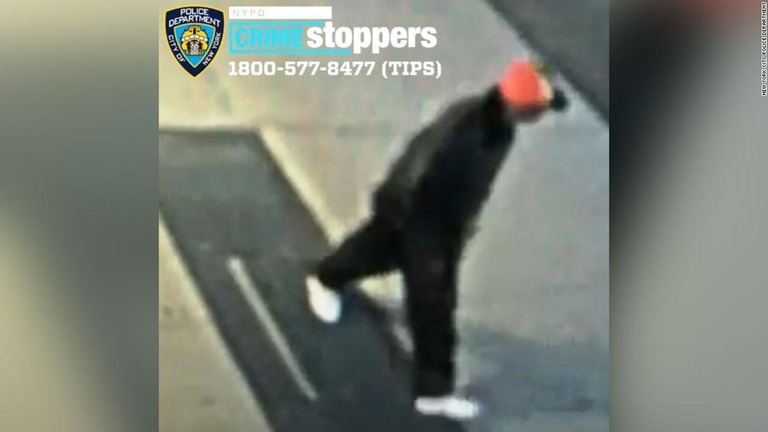 警察は、アジア人の男性を負傷させた容疑者に関する情報を募っている/New York City Police Department