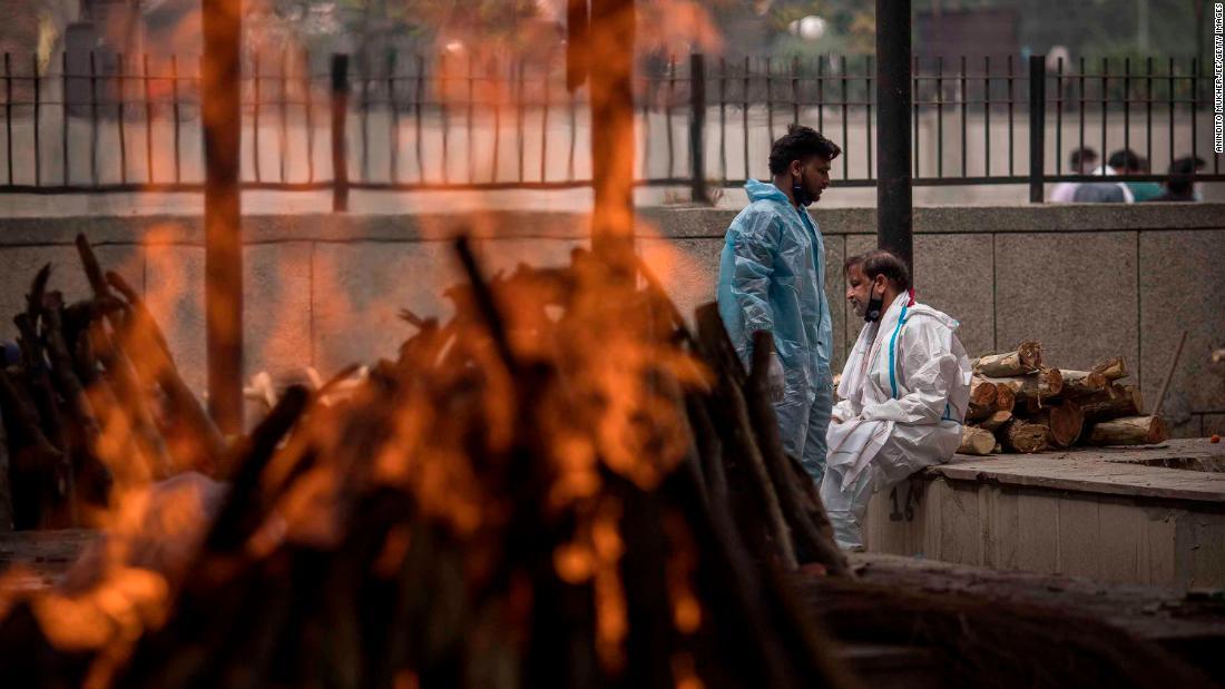 新型コロナウイルス感染症で死亡した妻に最後の別れをする男性/Anindito Mukherjee/Getty Images