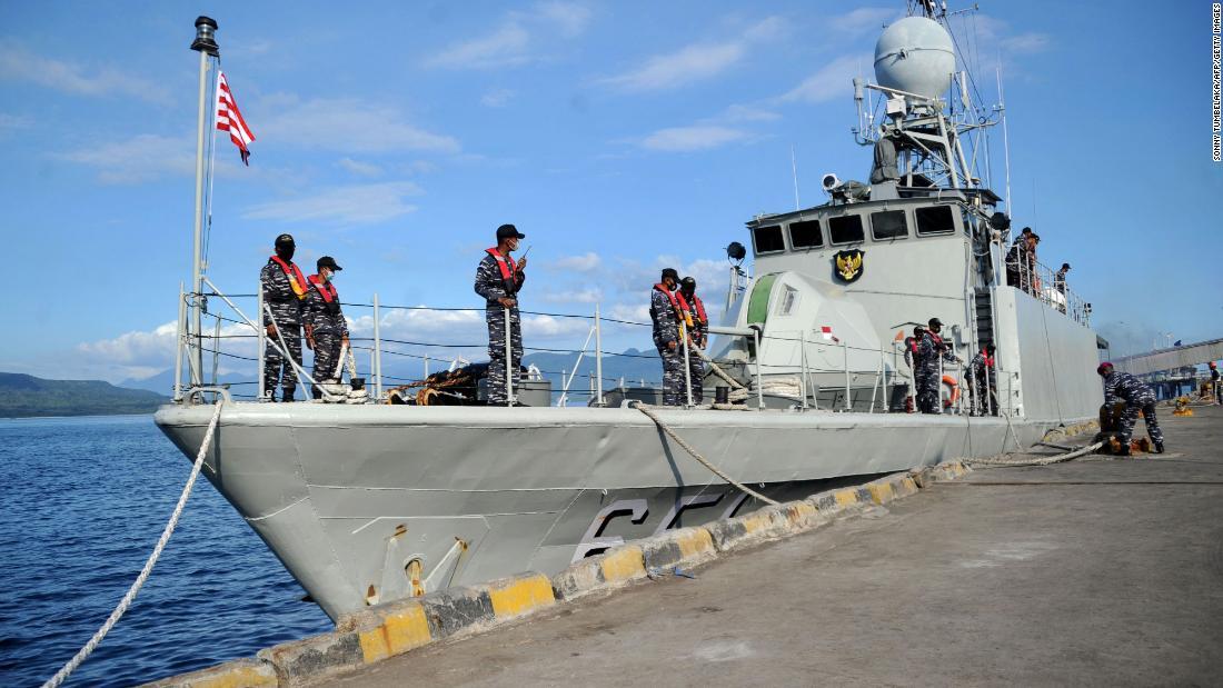 不明の潜水艦の捜索に出港するインドネシア海軍の艦船＝２４日
/Sonny Tumbelaka/AFP/Getty Images