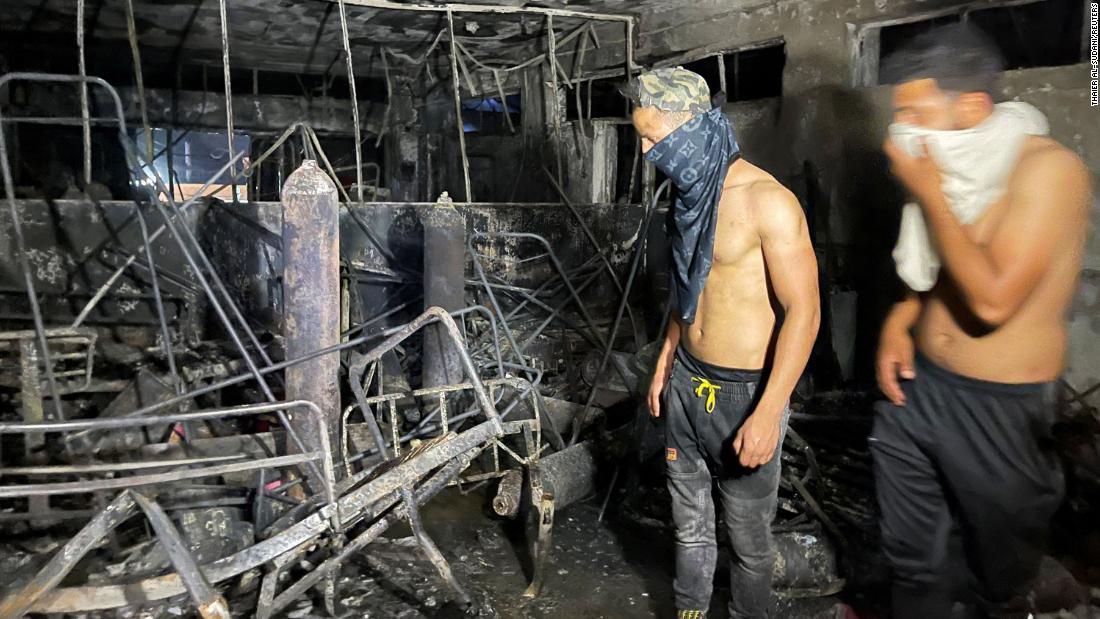 火災後の病院内部を確認する人々＝２５日/Thaier Al-Sudani/Reuters