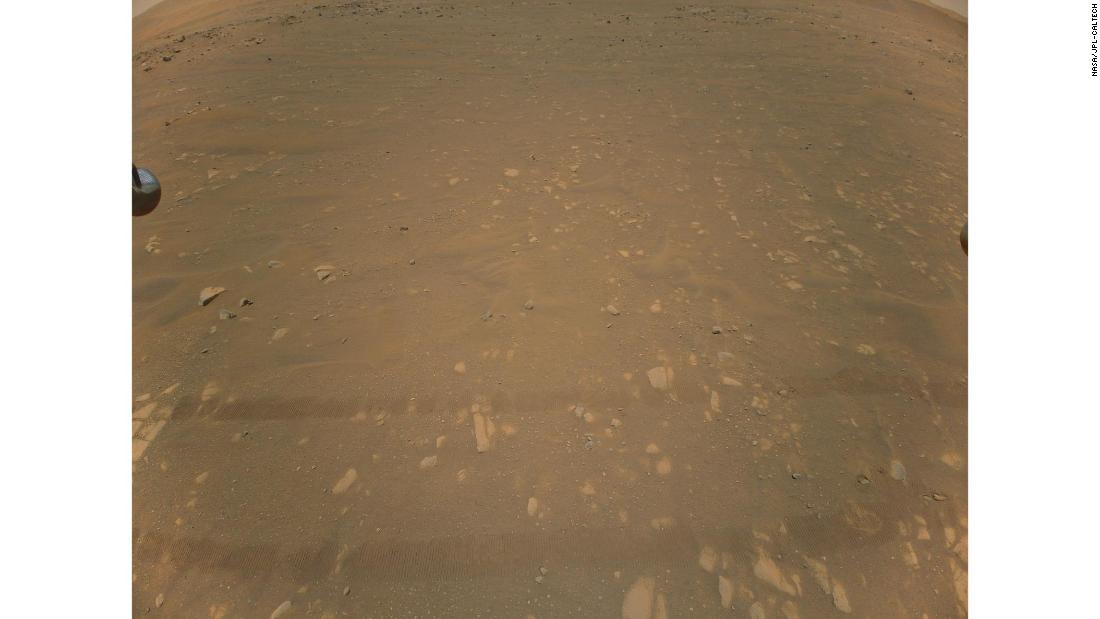 インジェニュイティが上空５．２メートルから撮影した火星の表面＝２２日/NASA/JPL-Caltech