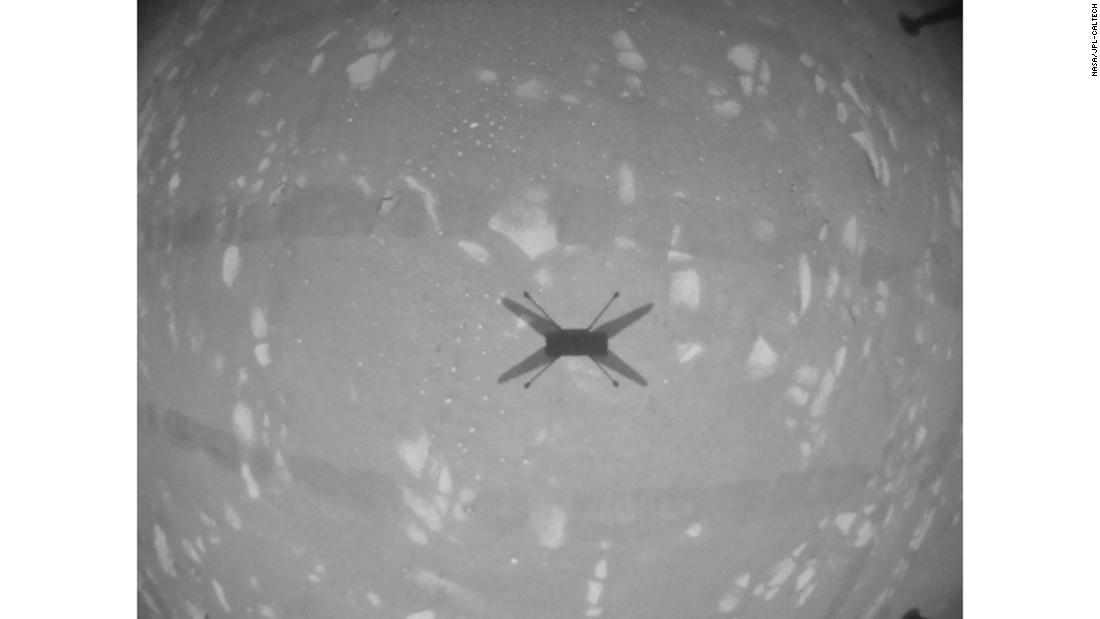 インジェニュイティのカメラが自身の影を撮影＝２５日/NASA/JPL-Caltech