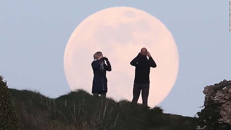 今日は「ピンク・スーパームーン」が見られる。写真はアイルランドのリーシュ県で観察された満月/Niall Carson/PA Images/Getty Images
