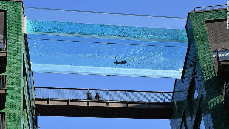 約３５メートルの高さで２つのビルをつなぐ透明プールが英ロンドン南西部に登場/JUSTIN TALLIS/AFP via Getty Images