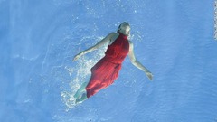 正式オープンを前に行われた宣伝撮影会では、赤いドレス姿のモデルが泳ぐ姿を披露した