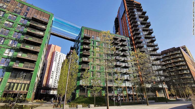 英ロンドン南西部ナインエルムズに、２つのビルをつないだ透明プールが来月正式オープンする/JUSTIN TALLIS/AFP via Getty Images